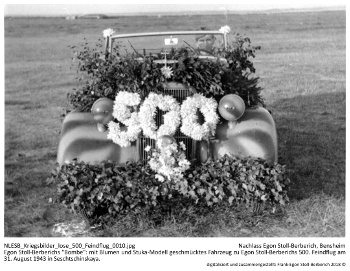 Egon Stoll-Berberichs "Bombe": mit Blumen und Stuka-Modell geschmücktes Fahrzeug zu Egon Stoll-Berberichs 500. Feindflug am 31. August 1943 in Seschtschinskaya. NLESB_Kriegsbilder_lose_500_Feindflug_0010.