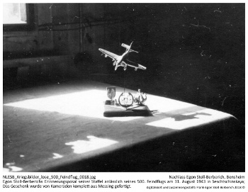 Egon Stoll-Berberichs Erinnerungspokal seiner Staffel anlässlich seines 500. Feindflugs am 31. August 1943 in Seschtschinskaya; Das Geschenk wurde von Kameraden komplett aus Messing gefertigt. NLESB_Kriegsbilder_lose_500_Feindflug_0018.