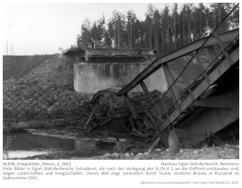 Erste Bilder in Egon Stoll-Berberichs Fotoalbum, die nach der Verlegung der III./St.G 1 an die Ostfront entstanden sind, zeigen Landschaften und Kriegsschäden. Dieses Bild zeigt vermutlich durch Stukas zerstörte Brücke in Russland im Spätsommer 1941. NLESB_Kriegsbilder_Album_2_0062