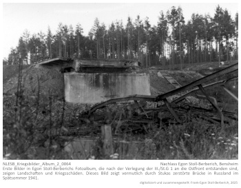 Erste Bilder in Egon Stoll-Berberichs Fotoalbum, die nach der Verlegung der III./St.G 1 an die Ostfront entstanden sind, zeigen Landschaften und Kriegsschäden. Dieses Bild zeigt vermutlich durch Stukas zerstörte Brücke in Russland im Spätsommer 1941. NLESB_Kriegsbilder_Album_2_0064