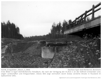 Erste Bilder in Egon Stoll-Berberichs Fotoalbum, die nach der Verlegung der III./St.G 1 an die Ostfront entstanden sind, zeigen Landschaften und Kriegsschäden. Dieses Bild zeigt vermutlich durch Stukas zerstörte Brücke in Russland im Spätsommer 1941. NLESB_Kriegsbilder_Album_2_0066