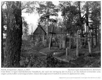 Erste Bilder in Egon Stoll-Berberichs Fotoalbum, die nach der Verlegung der III./St.G 1 an die Ostfront entstanden sind, zeigen Landschaften und Kriegsschäden. Dieses Bild zeigt einen Friedhof im Osten im Spätsommer 1941. NLESB_Kriegsbilder_Album_2_0067