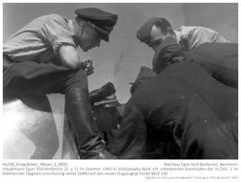 Hauptmann Egon Stoll-Berberich (2. v. l.) im Sommer 1943 in Schatalowka-West mit unbekannten Kameraden der III./StG. 1 im Rahmen der illegalen Umschulung seiner Staffel auf den neuen Flugzeugtyp Focke-Wulf 190. NLESB_Kriegsbilder_Album_2_0092