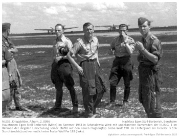 Hauptmann Egon Stoll-Berberich (Mitte) im Sommer 1943 in Schatalowka-West mit unbekannten Kameraden der III./StG. 1 im Rahmen der illegalen Umschulung seiner Staffel auf den neuen Flugzeugtyp Focke-Wulf 190. Im Hintergund ein Fieseler Fi 156 Storch (rechts) und vermutlich eine Focke-Wulf Fw 189 (links). NLESB_Kriegsbilder_Album_2_0096