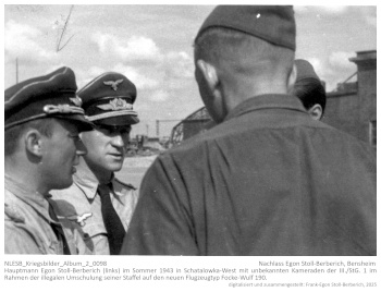 Hauptmann Egon Stoll-Berberich (links) im Sommer 1943 in Schatalowka-West mit unbekannten Kameraden der III./StG. 1 im Rahmen der illegalen Umschulung seiner Staffel auf den neuen Flugzeugtyp Focke-Wulf 190. NLESB_Kriegsbilder_Album_2_0098