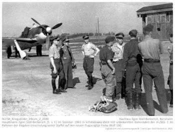 Hauptmann Egon Stoll-Berberich (5. v. l.) im Sommer 1943 in Schatalowka-West mit unbekannten Kameraden der III./StG. 1 im Rahmen der illegalen Umschulung seiner Staffel auf den neuen Flugzeugtyp Focke-Wulf 190. NLESB_Kriegsbilder_Album_2_0100
