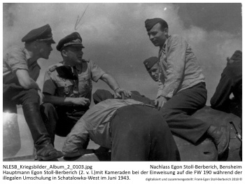 Hauptmann Egon Stoll-Berberich (2. v. l.)mit Kameraden bei der Einweisung auf die FW 190 während der illegalen Umschulung in Schatalowka-West im Juni 1943. NLESB_Kriegsbilder_Album_2_0103