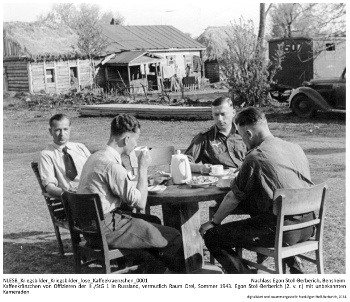 Kaffeekränzchen von Offizieren der III./StG 1 in Russland, vermutlich Raum Orel, Sommer 1943. Egon Stoll-Berberich (2. v. r.) mit unbekannten Kameraden. NLESB_Kriegsbilder_Kriegsbilder_lose_Kaffeekraenzchen_0001