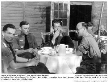 Kaffeekränzchen von Offizieren der III./StG 1 in Russland, vermutlich Raum Orel, Sommer 1943. Egon Stoll-Berberich (2. v. l.) mit unbekannten Kameraden. (Bild bereinigt) NLESB_Kriegsbilder_Kriegsbilder_lose_Kaffeekraenzchen_0002