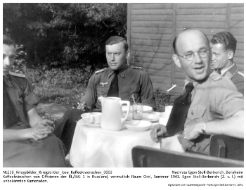 Kaffeekränzchen von Offizieren der III./StG 1 in Russland, vermutlich Raum Orel, Sommer 1943. Egon Stoll-Berberich (2. v. l.) mit unbekannten Kameraden. NLESB_Kriegsbilder_Kriegsbilder_lose_Kaffeekraenzchen_0003