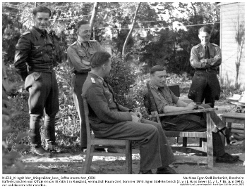 Kaffeekränzchen von Offizieren der III./StG 1 in Russland, vermutlich Raum Orel, Sommer 1943. Egon Stoll-Berberich (2. v. r.), Hans Geyer (2. v. l., † 16. Juni 1943) mit unbekannten Kameraden. NLESB_Kriegsbilder_Kriegsbilder_lose_Kaffeekraenzchen_0004