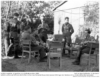 Kaffeekränzchen von Offizieren der III./StG 1 in Russland, vermutlich Raum Orel, Sommer 1943. Egon Stoll-Berberich (4. v. r.) mit unbekannten Kameraden. NLESB_Kriegsbilder_Kriegsbilder_lose_Kaffeekraenzchen_0005