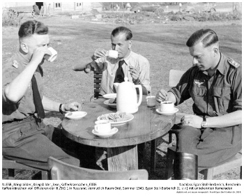 Kaffeekränzchen von Offizieren der III./StG 1 in Russland, vermutlich Raum Orel, Sommer 1943. Egon Stoll-Berberich (1. v. r.) mit unbekannten Kameraden. NLESB_Kriegsbilder_Kriegsbilder_lose_Kaffeekraenzchen_0006