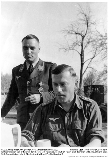 Kaffeekränzchen von Offizieren der III./SG 1 in Russland, vermutlich Raum Orel, Sommer 1943. Hauptmann Egon Stoll-Berberich (vorne) mit Oberleutnant Milbrad (?). (Bild bereinigt) NLESB_Kriegsbilder_Kriegsbilder_lose_Kaffeekraenzchen_0007