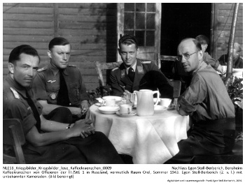 Kaffeekränzchen von Offizieren der III./StG 1 in Russland, vermutlich Raum Orel, Sommer 1943. Egon Stoll-Berberich (2. v. l.) mit unbekannten Kameraden. (Bild bereinigt) NLESB_Kriegsbilder_Kriegsbilder_lose_Kaffeekraenzchen_0009