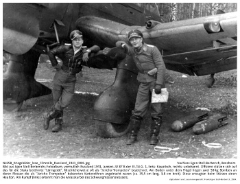 Bild aus Egon Stoll-Berberichs Fotoalbum, vermutlich Russland 1941, Junkers JU 87 B der III./St.G. 1, links: Kaupitsch, rechts: unbekannt. Offiziere stützen sich auf das für die Stuka berühmte "Lärmgerät", fälschlicherweise oft als "Jericho-Trompeten" bezeichnet. Am Boden unter dem Flügel liegen zwei 50-kg Bomben an deren Flossen die als "Jericho Trompeten" bekannten Kartonröhren angebracht waren (ca. 35,5 cm lang, 3,8 cm breit). Diese erzeugten beim Stürzen einen Heulton. Am Rumpf (links) erkennt man die Anlasskurbel des Schwungmassenanlassers. NLESB_Kriegsbilder_lose_Filmrolle_Russland_1941_0001
