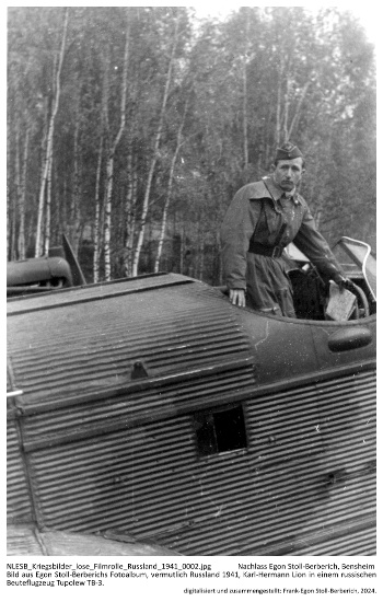 Bild aus Egon Stoll-Berberichs Fotoalbum, vermutlich Russland 1941, Karl-Hermann Lion, III./St.G. 1 in einem russischen Beuteflugzeug Tupolew TB-3. NLESB_Kriegsbilder_lose_Filmrolle_Russland_1941_0002