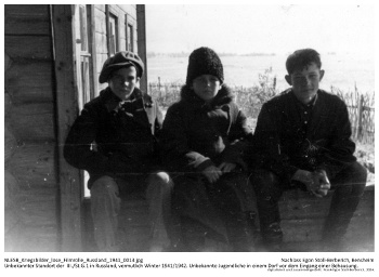 Unbekannter Standort der  III./St.G.1 in Russland, vermutlich Winter 1941/1942. Unbekannte Jugendliche in einem Dorf vor dem Eingang einer Behausung.NLESB_Kriegsbilder_lose_Filmrolle_Russland_1941_0013