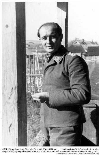 Hauptmann (Flugzeugführer) der III./St.G.1 vor einer Unterkunft in Russland, vermutlich Winter 1941/1942. NLESB_Kriegsbilder_lose_Filmrolle_Russland_1941_0014