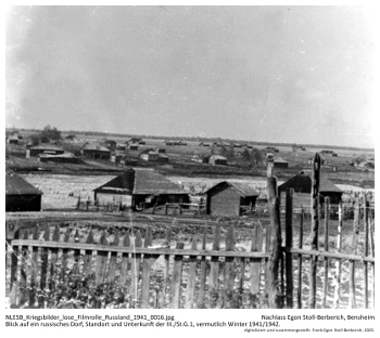 Blick auf ein russisches Dorf, Standort und Unterkunft der III./St.G.1, vermutlich Winter 1941/1942. NLESB_Kriegsbilder_lose_Filmrolle_Russland_1941_0016