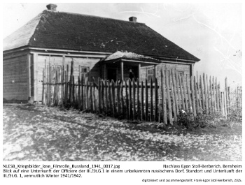 Blick auf eine Unterkunft für Offiziere der III./St.G.1 in einem unbekannten russischen Dorf, Standort und Unterkunft der III./St.G. 1, vermutlich Winter 1941/1942. NLESB_Kriegsbilder_lose_Filmrolle_Russland_1941_0017