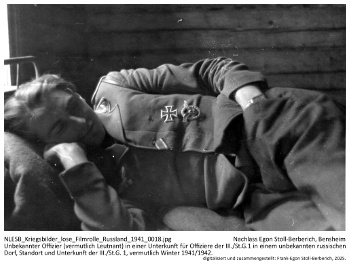 Unbekannter Offizier (vermutlich Leutnant) in einer Unterkunft für Offiziere der III./St.G.1 in einem unbekannten russischen Dorf, Standort und Unterkunft der III./St.G. 1, vermutlich Winter 1941/1942. NLESB_Kriegsbilder_lose_Filmrolle_Russland_1941_0018