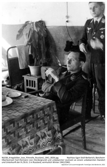 Oberleutnant Karl-Hermann Lion (Vordergrund) und unbekannter Leutnant an einem unbekannten Standort und Unterkunft der III./St.G. 1 in Russland, vermutlich Winter 1941/1942. NLESB_Kriegsbilder_lose_Filmrolle_Russland_1941_0026