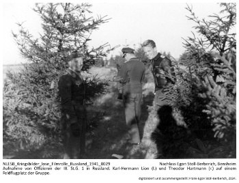 Aufnahme von Offizieren der III./St.G. 1 in Russland. Karl-Hermann Lion (l.) und Theodor Nordmann (r.) auf einem Feldflugplatz der Gruppe. NLESB_Kriegsbilder_lose_Filmrolle_Russland_1941_0029