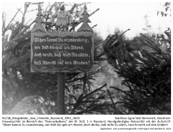 Zelte der III./St.G. 1 auf einem Feldflugplatz in Russland. Die Zelte sind in den Boden eingelassen, Erdwälle umgeben die Unterkünfte zusätzlich, um Splitterschutz zu gewährleisten. Karl-Hermann Lion (3. v. l.) mit unbekannten Kameraden. NLESB_Kriegsbilder_lose_Filmrolle_Russland_1941_0030