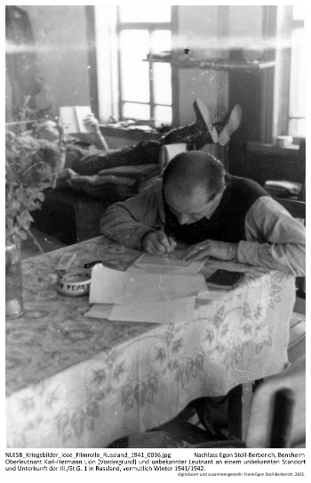 Oberleutnant Karl-Hermann Lion (Vordergrund) und unbekannter Leutnant an einem unbekannten Standort und Unterkunft der III./St.G. 1 in Russland, vermutlich Winter 1941/1942. NLESB_Kriegsbilder_lose_Filmrolle_Russland_1941_0036