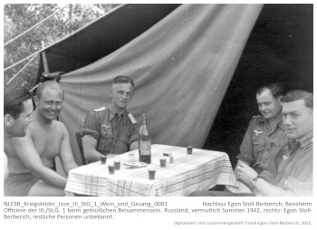 Offiziere der III./St.G. 1 beim gemütlichen Beisammensein. Russland, vermutlich Sommer 1943, Person rechts: Egon Stoll-Berberich, restliche Personen unbekannt. NLESB_Kriegsbilder_lose_III_StG_1_Wein_und_Gesang_0001