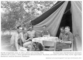 Offiziere der III./St.G. 1 beim gemütlichen Beisammensein. Russland, vermutlich Sommer 1943, Person rechts: Egon Stoll-Berberich, restliche Personen unbekannt. NLESB_Kriegsbilder_lose_III_StG_1_Wein_und_Gesang_0002