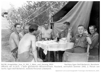 Offiziere der III./St.G. 1 beim gemütlichen Beisammensein. Russland, vermutlich Sommer 1943, Person rechts: Egon Stoll-Berberich, restliche Personen unbekannt. NLESB_Kriegsbilder_lose_III_StG_1_Wein_und_Gesang_0003