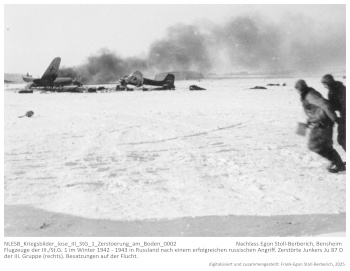 Flugzeuge der III./St.G. 1 im Winter 1942 - 1943 in Russland nach einem erfolgreichen russischen Angriff. Zerstörte Junkers Ju 87 D der III. Gruppe. Besatzungen auf der Flucht., NLESB_Kriegsbilder_lose_III_StG_1_Zerstoerung_am_Boden_0002