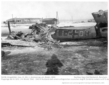Flugzeuge der III./St.G. 1 im Winter 1942 - 1943 in Russland nach einem erfolgreichen russischen Angriff. Zerstörte Junkers Ju 87 D der III. Gruppe. (Bild bereinigt), NLESB_Kriegsbilder_lose_III_StG_1_Zerstoerung_am_Boden_0004