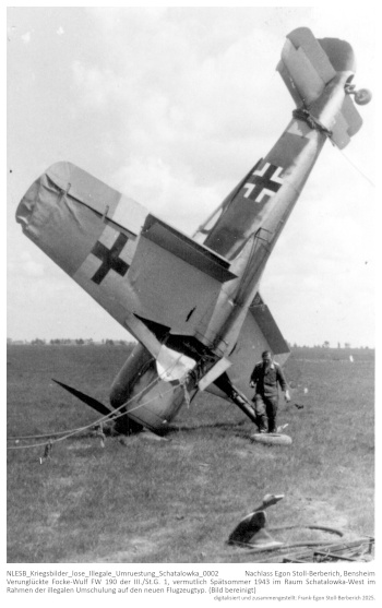 Verunglückte Focke-Wulf FW 190 der III./St.G. 1, vermutlich Spätsommer 1943 im Raum Schatalowka-West im Rahmen der illegalen Umschulung auf den neuen Flugzeugtyp. (Bild bereinigt); NLESB_Kriegsbilder_lose_Illegale_Umruestung_Schatalowka_0002 Verunglückte Focke-Wulf FW 190 der III./St.G. 1, vermutlich Spätsommer 1943 im Raum Schatalowka-West im Rahmen der illegalen Umschulung auf den neuen Flugzeugtyp. (Bild bereinigt); NLESB_Kriegsbilder_lose_Illegale_Umruestung_Schatalowka_0002