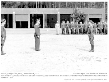Hauptmann Egon Stoll-Berberich bei der Verleihung des Ritterkreuzes an seinen Kameraden Oberfeldwebel Gustav Schubert im Sommer 1943. NLESB_Kriegsbilder_lose_Kommandeur_0002