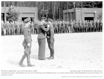 Hauptmann Egon Stoll-Berberich bei der Verleihung des Ritterkreuzes an seinen Kameraden Oberfeldwebel Gustav Schubert im Sommer 1943. NLESB_Kriegsbilder_lose_Kommandeur_0003