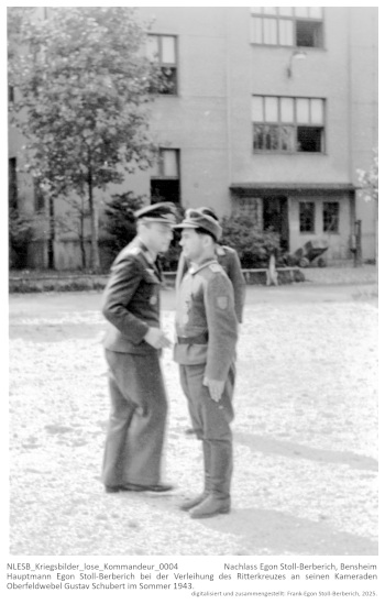 Hauptmann Egon Stoll-Berberich bei der Verleihung des Ritterkreuzes an seinen Kameraden Oberfeldwebel Gustav Schubert im Sommer 1943. NLESB_Kriegsbilder_lose_Kommandeur_0004