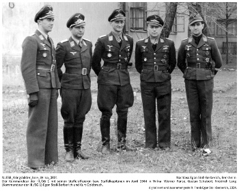 Der Kommandeur der III./SG 1 mit seinen Staffeloffizieren bzw. Staffelkapitänen im April 1944 in Wilna: Werner Panse, Gustav Schubert, Friedrich Lang (Kommandeur der III./SG 1) Egon Stoll-Berberich und Kurt Goldbruch. NLESB_Kriegsbilder_lose_Wilna_0001