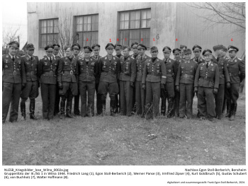 Gruppenfoto der III./SG 1 in Wilna 1944. Friedrich Lang (1), Egon Stoll-Berberich (2), Werner Panse (3), Irmfried Zipser (4). NLESB_Kriegsbilder_lose_Wilna_0002a