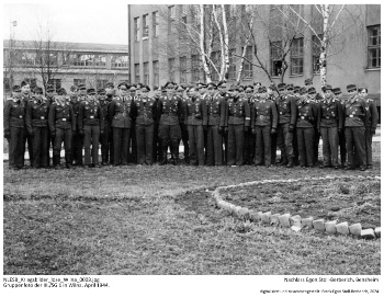 Gruppenbild der III./SG 1 mit ihrem Kommandeur Friedrich Lang in Wilna, April 1944. NLESB_Kriegsbilder_lose_Wilna_0003