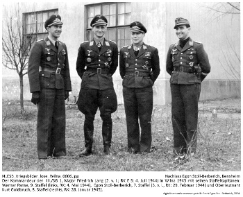 Der Kommandeur der  III./SG 1, Major Friedrich Lang (2. v. l.; RK E S: 4. Juli 1944) in Wilna 1944 mit seinen Staffelkapitänen: Werner Panse, 9. Staffel (links, RK: 4. Mai 1944),  Egon Stoll-Berberich, 7. Staffel (3. v. l., RK: 29. Februar 1944) und Oberleutnant Kurt Goldbruch, 8. Staffel (rechts, RK: 28. Januar 1945). NLESB_Kriegsbilder_lose_Wilna_0006