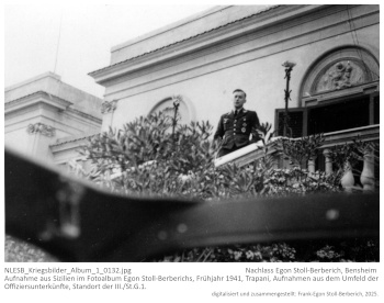 Aufnahme aus Sizilien im Fotoalbum Egon Stoll-Berberichs, Frühjahr 1941, Trapani, Aufnahmen aus dem Umfeld der Offiziersunterkünfte, Standort der III./St.G.1. Leutnant Egon Stoll-Berberich vor der Offiziersunterkunft. NLESB_Kriegsbilder_Album1_0132