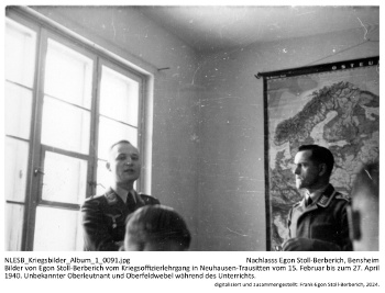 Bilder von Egon Stoll-Berberich vom Kriegsoffizierlehrgang in Neuhausen-Trausitten vom 15. Februar bis zum 27. April 1940. Unbekannter Oberleutnant und Oberfeldwebel während des Unterrichts. NLESB_Kriegsbilder_Album1_0091