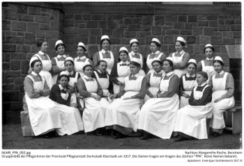 Gruppenbild der Pflegerinnen der Provinzial-Pflegeanstalt Darmstadt-Eberstadt um 1917. Die Damen tragen am Kragen das Zeichen "PPA". Kein Name bekannt. Margarethe_Rische_Provinzial_Pflegeanstalt_Eberstadt_002