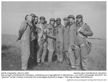 Bild aus Egon Stoll-Berberichs Fotoalbum, Ausbildung zum Flugzeugführer in Detmold (ab 1. Juni 1937), rückwärtige Aufschrift: "Als "Häschen" auf der A Schule in Detmold, Die Unentwegten Detmold im August." Pfeil zeigt auf Egon Stoll-Berberich.NLESB_Kriegsbilder_Album1_0002 Bild aus Egon Stoll-Berberichs Fotoalbum, Ausbildung zum Flugzeugführer in Detmold (ab 1. Juni 1937), rückwärtige Aufschrift: "Als "Häschen" auf der A Schule in Detmold, Die Unentwegten Detmold im August." Pfeil zeigt auf Egon Stoll-Berberich.NLESB_Kriegsbilder_Album1_0002