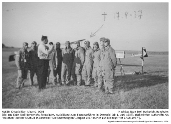 Bild aus Egon Stoll-Berberichs Fotoalbum, Ausbildung zum Flugzeugführer in Detmold (ab 1. Juni 1937), rückwärtige Aufschrift: Als "Häschen" auf der A Schule in Detmold; "Die Unentwegten", August 1937; (Strich auf Bild zeigt "tot 17.08.1937"). NLESB_Kriegsbilder_Album1_0003 Bild aus Egon Stoll-Berberichs Fotoalbum, Ausbildung zum Flugzeugführer in Detmold (ab 1. Juni 1937), rückwärtige Aufschrift: Als "Häschen" auf der A Schule in Detmold; "Die Unentwegten", August 1937; (Strich auf Bild zeigt "tot 17.08.1937"). NLESB_Kriegsbilder_Album1_0003
