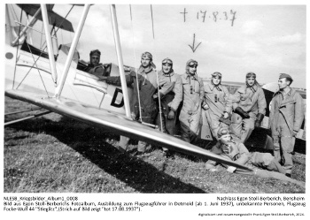 Bild aus Egon Stoll-Berberichs Fotoalbum, Ausbildung zum Flugzeugführer in Detmold (ab 1. Juni 1937), unbekannte Personen, Flugzeug Focke-Wulf 44 "Stieglitz",(Strich auf Bild zeigt "tot 17.08.1937"). NLESB_Kriegsbilder_Album1_0008. Bild aus Egon Stoll-Berberichs Fotoalbum, Ausbildung zum Flugzeugführer in Detmold (ab 1. Juni 1937), unbekannte Personen, Flugzeug Focke-Wulf 44 "Stieglitz",(Strich auf Bild zeigt "tot 17.08.1937"). NLESB_Kriegsbilder_Album1_0008.