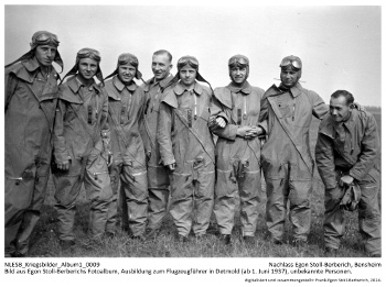 Bild aus Egon Stoll-Berberichs Fotoalbum, Ausbildung zum Flugzeugführer in Detmold (ab 1. Juni 1937), unbekannte Personen. NLESB_Kriegsbilder_Album1_0009. Bild aus Egon Stoll-Berberichs Fotoalbum, Ausbildung zum Flugzeugführer in Detmold (ab 1. Juni 1937), unbekannte Personen. NLESB_Kriegsbilder_Album1_0009.